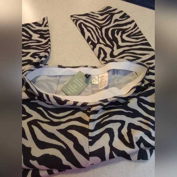 Pants. H&M DIVIDED. Size Large. Animal Print. Boot Cut Flare Leg - Picture 10 of 16